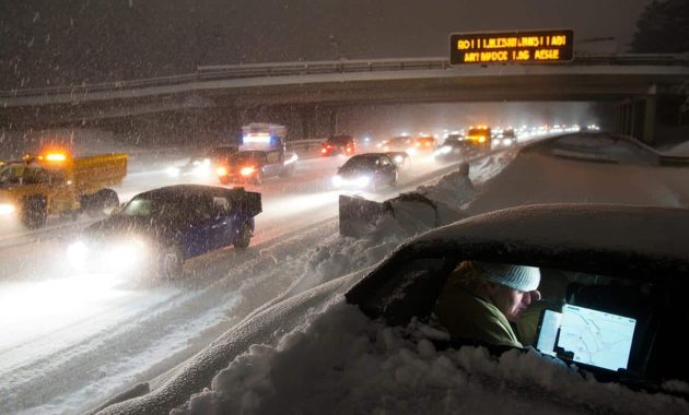 Heavy snow is now officially confirmed to arrive overnight, as authorities warn of stranded motorists, cancelled flights, and rapidly worsening conditions, yet thousands still refuse to delay their trips