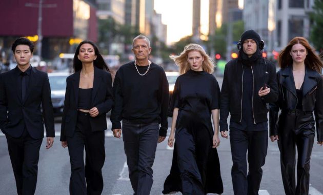 What it really means when so many people wear black, according to color psychology