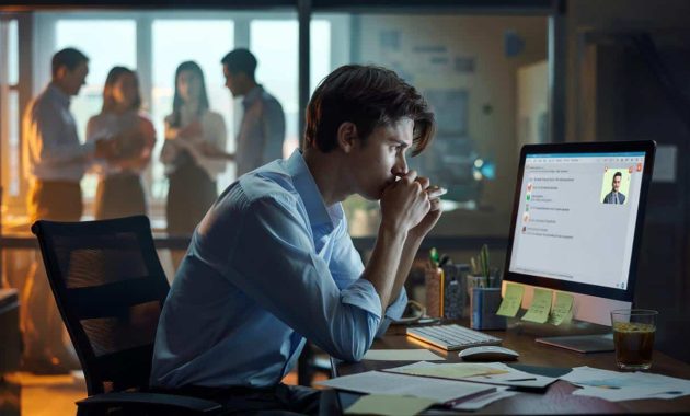 What it reveals psychologically when you hesitate to ask for help, even when you need it